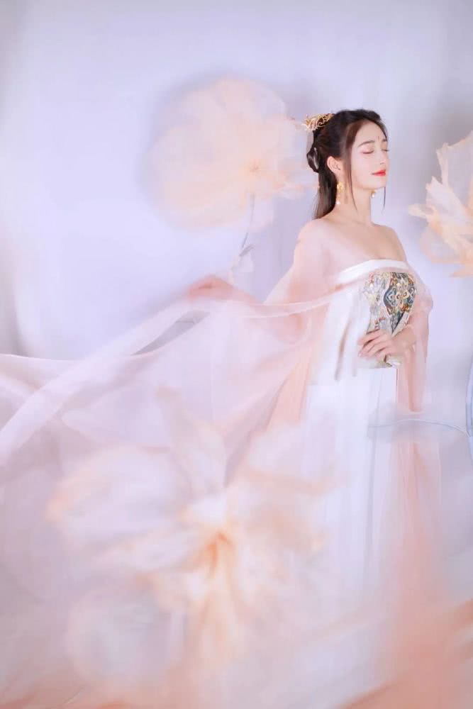 周洁琼穿古风扮琵琶仙子登台,太赞了