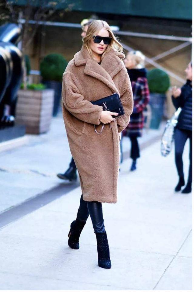 羽绒服不再受欢迎，今年外套界流行的“小霸王”，时髦精张钧甯都穿