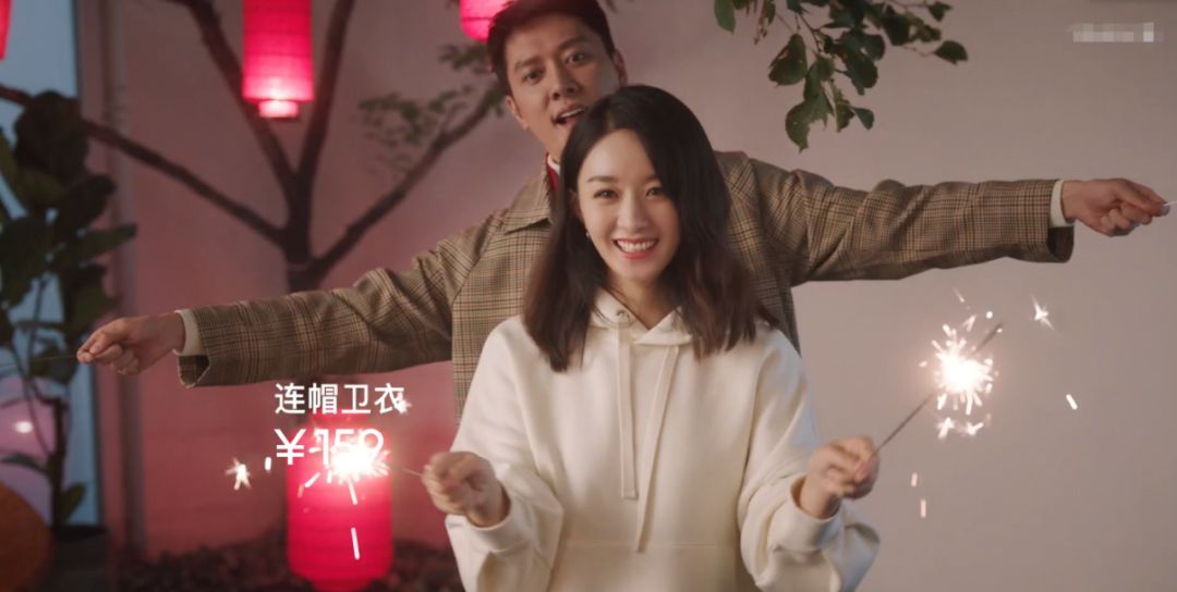 赵丽颖又秀恩爱!与老公冯绍峰甜蜜打闹,她表情娇羞小动作显亲密