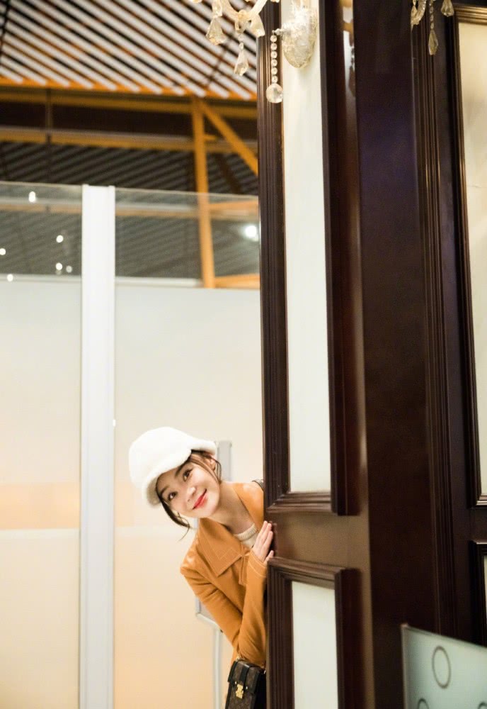 袁姗姗穿橙色收腰皮衣配短靴，对镜比耶美回18岁少女