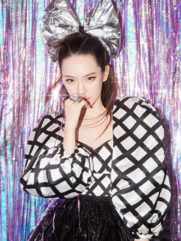 戚薇用鞋套做头饰,还美得炸裂,未来科技感十足