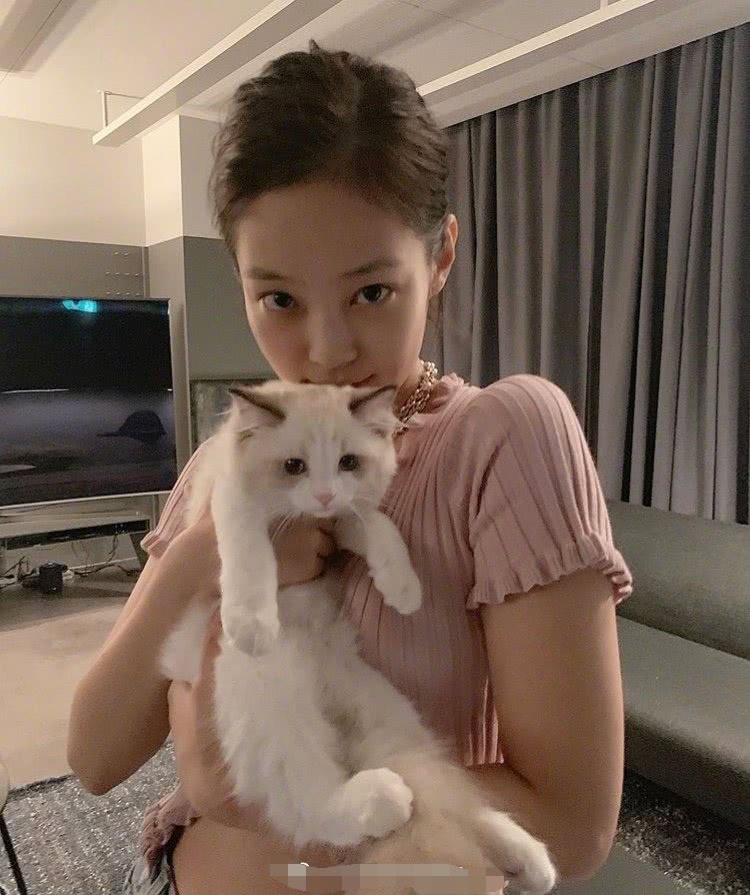 和人间香奈儿JENNIE学穿搭，你也可以又纯又欲！
