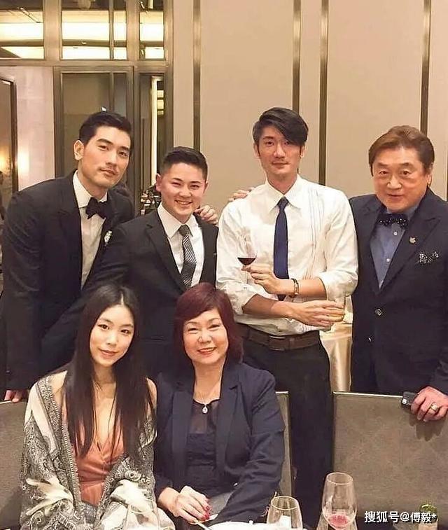 高以翔女友晒两人合照暗示告别,坦言新年将努力让生活重回正轨