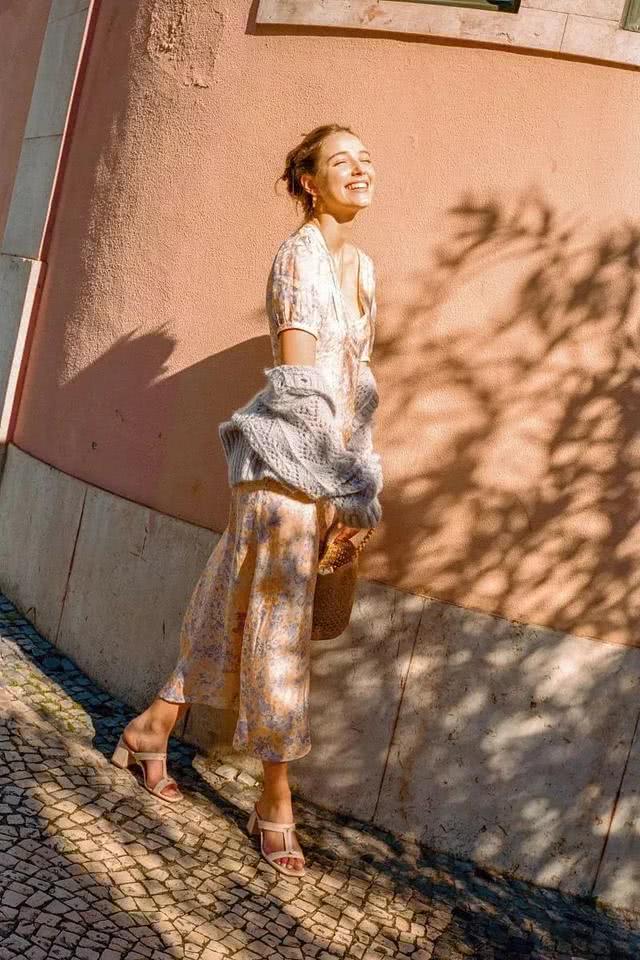 欧美街拍：连衣裙搭配外套显瘦还时髦，街头潮人都爱这样穿