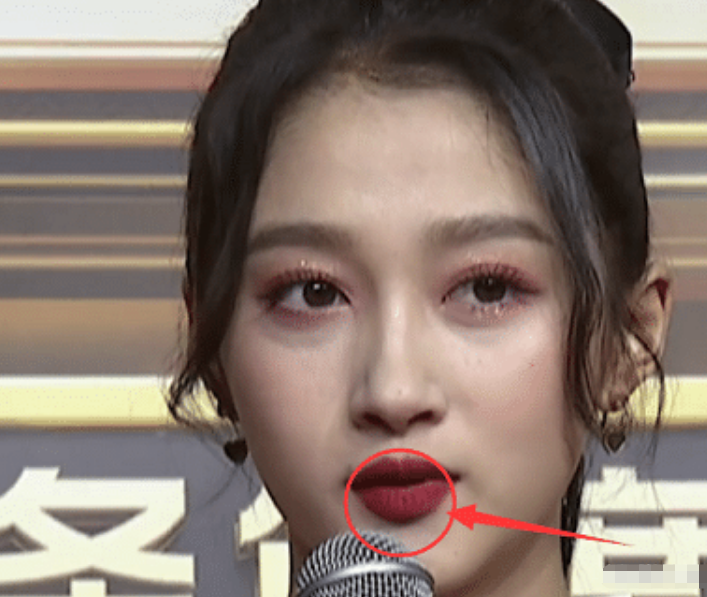 涂口红不打底,你想过后果吗?看镜头下的关晓彤,我果断拿起唇膏