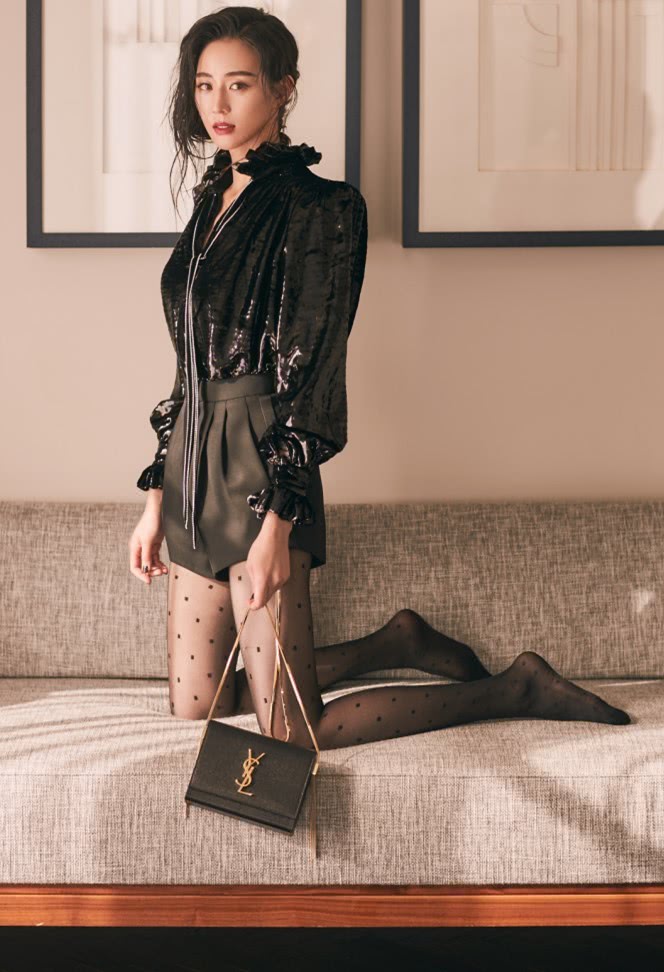 张钧甯晒外国街拍照,双腿穿袜撑出带点,这是对裤袜最大的尊重