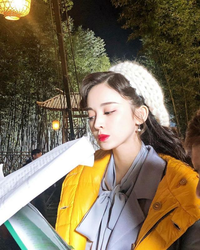 娜扎跨年不登台也得抢镜，穿鹅黄背心配牛仔裤自拍，前门大玩错位