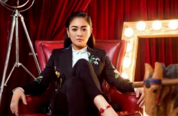 他为娶小8岁女演员,不惜抛弃结发妻子,如今47岁却无戏可拍