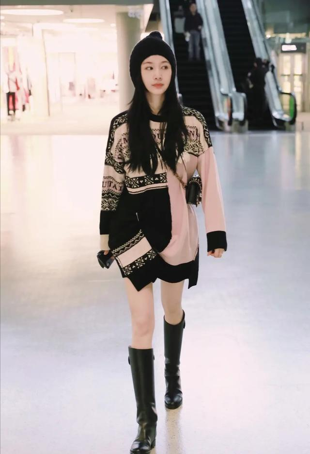 王子文个子虽小，但身材比例出众，穿毛衣裙配长靴藏不住大长腿