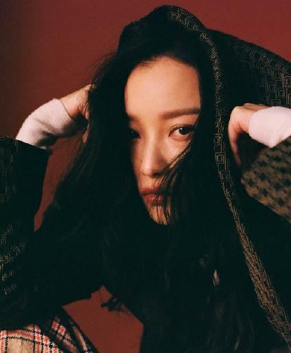 倪妮又拍时尚大片，似冰似火表现绝佳，不愧是“行走的女生拍照指南”