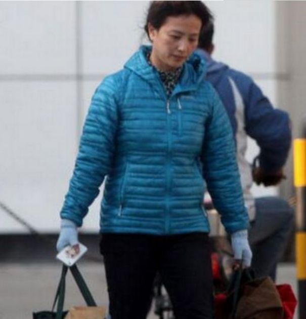 曾是国家一级演员,退出国籍移居美国,素颜外出昔日容颜已不存在