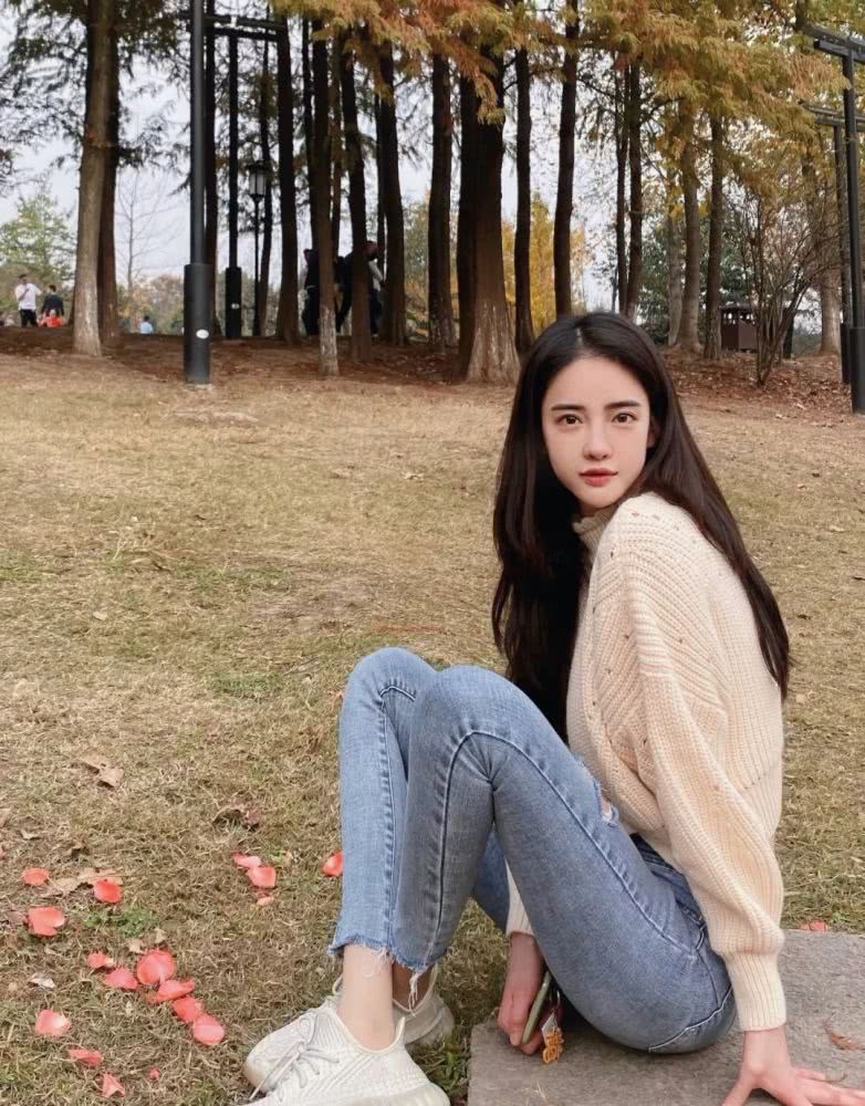 萧亚轩撞上韩国网红，潘南奎化淡妆气质赶超萧亚轩，这10亿花得值