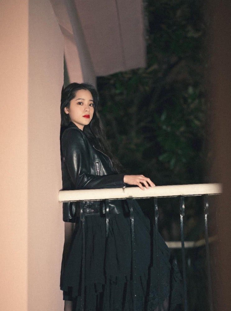 20岁欧阳娜娜走轻熟风，穿皮衣纱裙涂红唇镜头下美成精灵