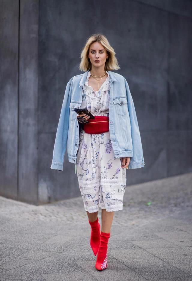 欧美街拍：连衣裙搭配外套显瘦还时髦，街头潮人都爱这样穿