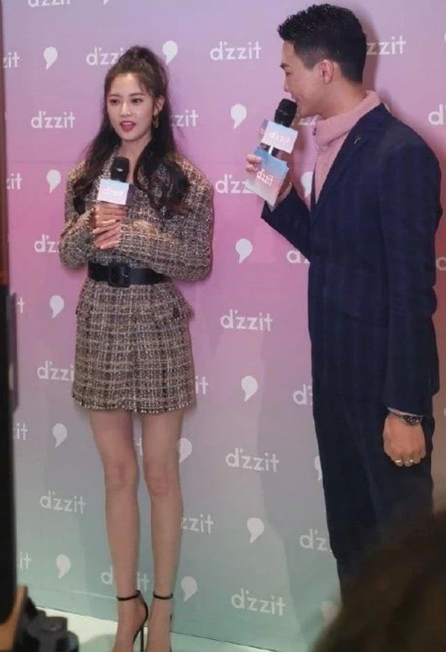 有种“腿精”叫陈钰琪,修身西装裙尽显轻熟风