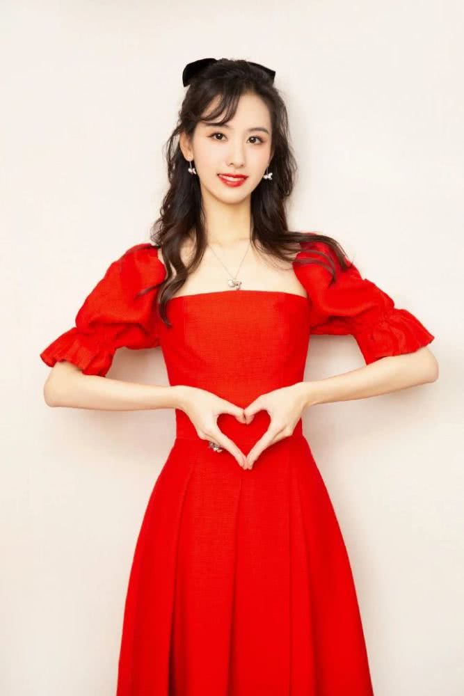 陈都灵的新年造型精致的像洋娃娃，红裙配卷发真是水灵灵的