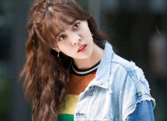 宋妍霏在家玩自拍，直接暴露了真实身材，张一山能hold住吗？