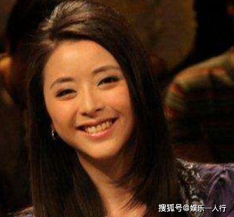 曾是“人囧”中的性感少妇,因为女儿的身高,被迪士尼列入黑名单