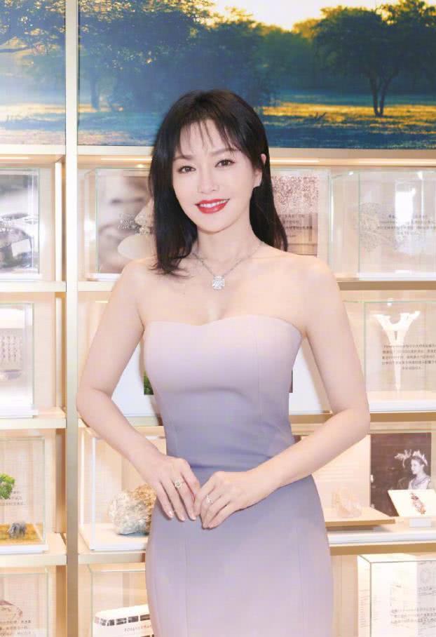 秦岚的身材未免太好了吧,这么紧的“人鱼裙”都能挤进去