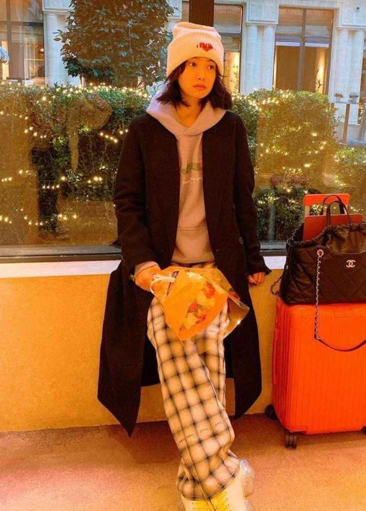 宋茜空气刘海搭配连衣裙复古优雅,青春又减龄