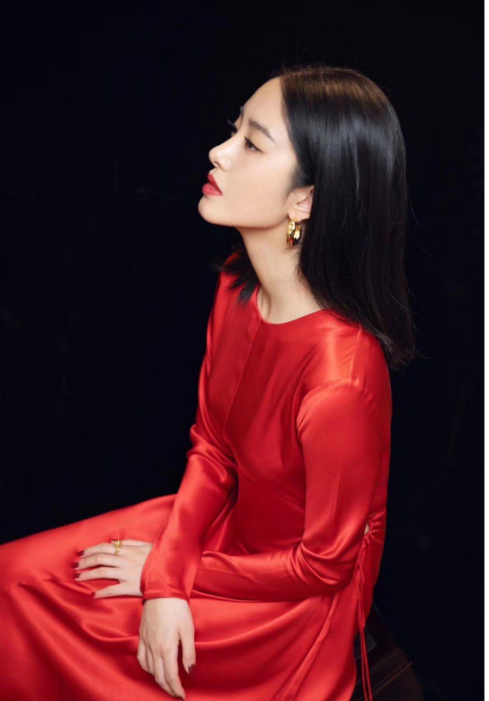 杨采钰高颜值太任性,穿大红色连衣裙秀迷人身材,魅力十足