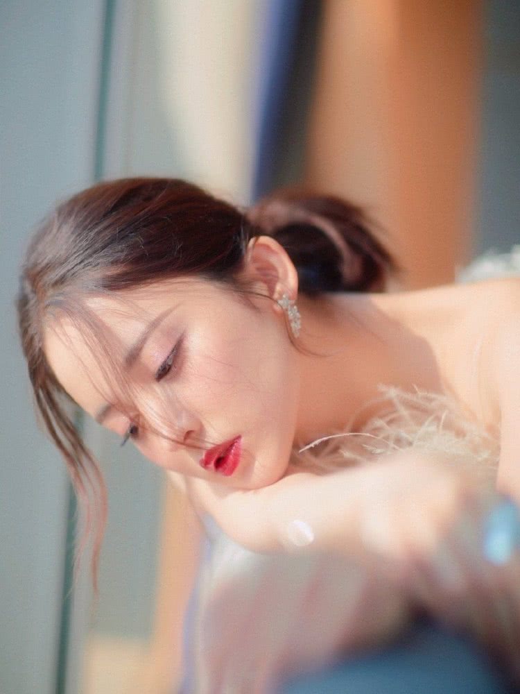 古力娜扎太敢穿，穿西装裙玩下衣失踪，大长腿实力抢镜