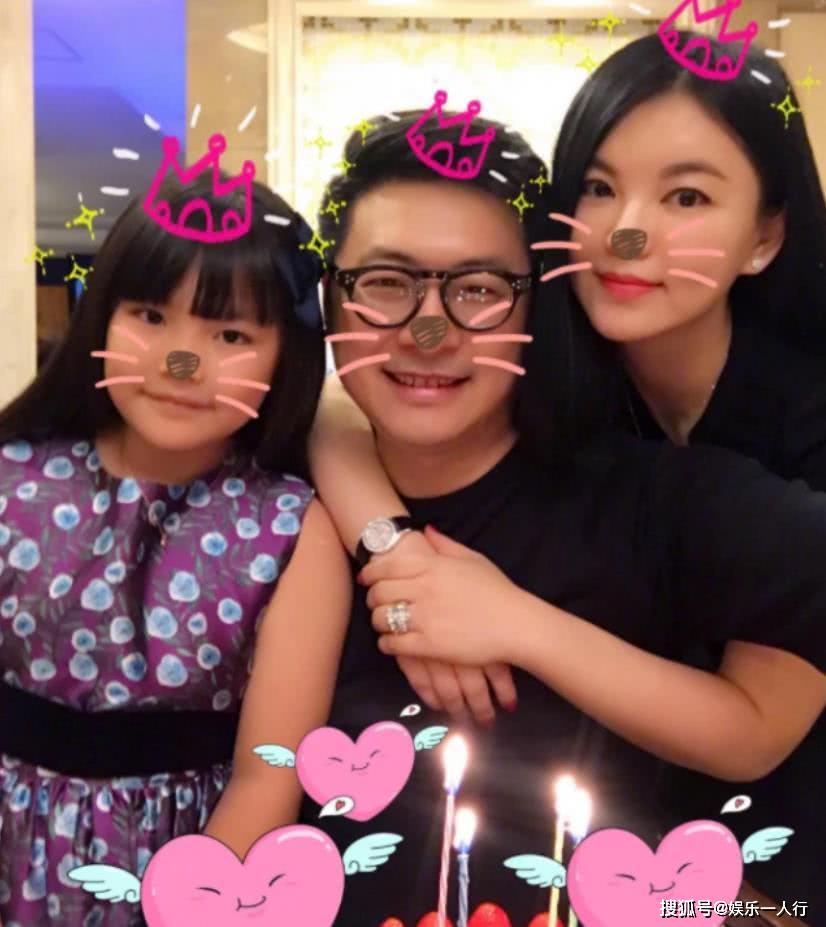 同样都是亲姐妹发展大不同，李湘生活奢侈有上亿身家，妹妹却成这样