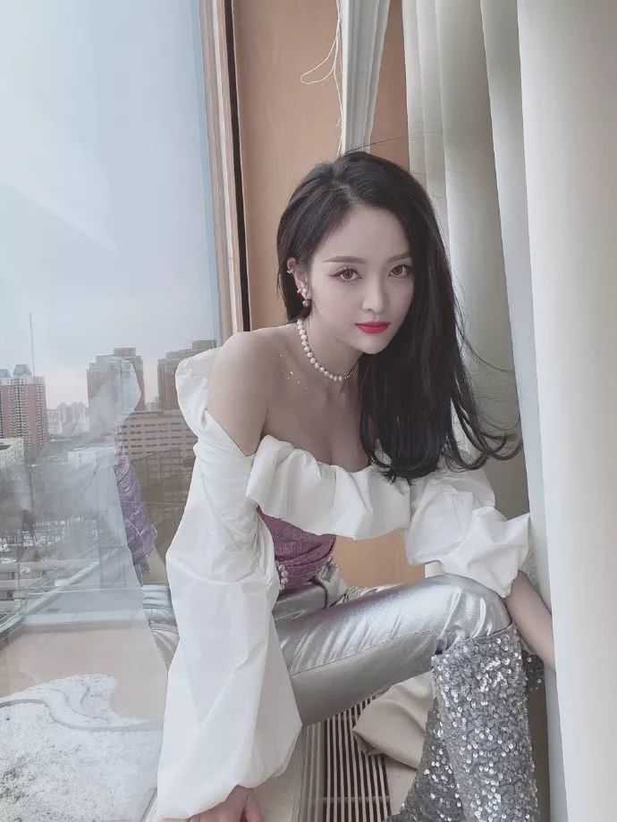 露脚踝已经过时了，学吴宣仪这样穿最潮流