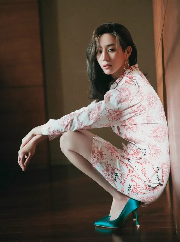 有种蹲姿叫张钧甯的“高跟蹲”,拍照摆这个姿势,也太性感了吧