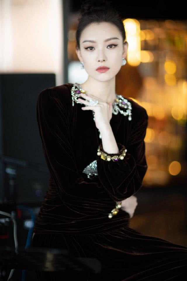 倪妮在线教你轻奢感穿搭，既能HOLD住女王风，还能穿出邻家姐姐范