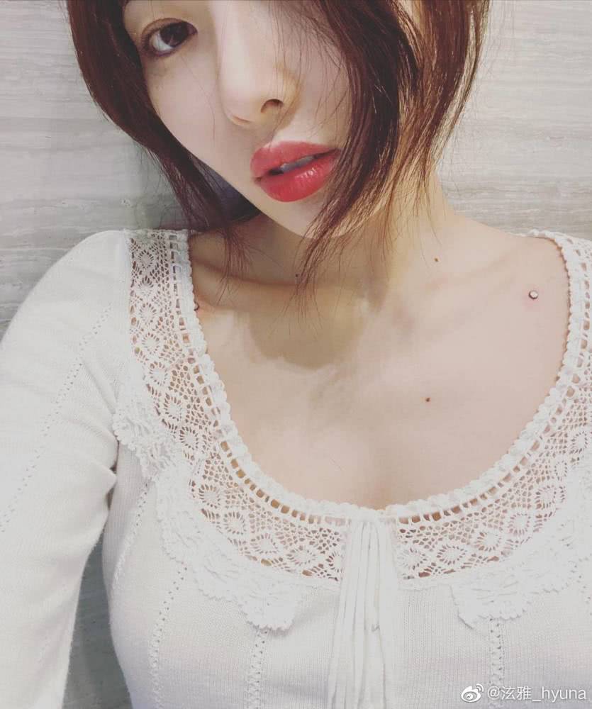 金泫雅晒自己锁骨钉，配纹身风格百变，不过胸口发红看着都觉得痛