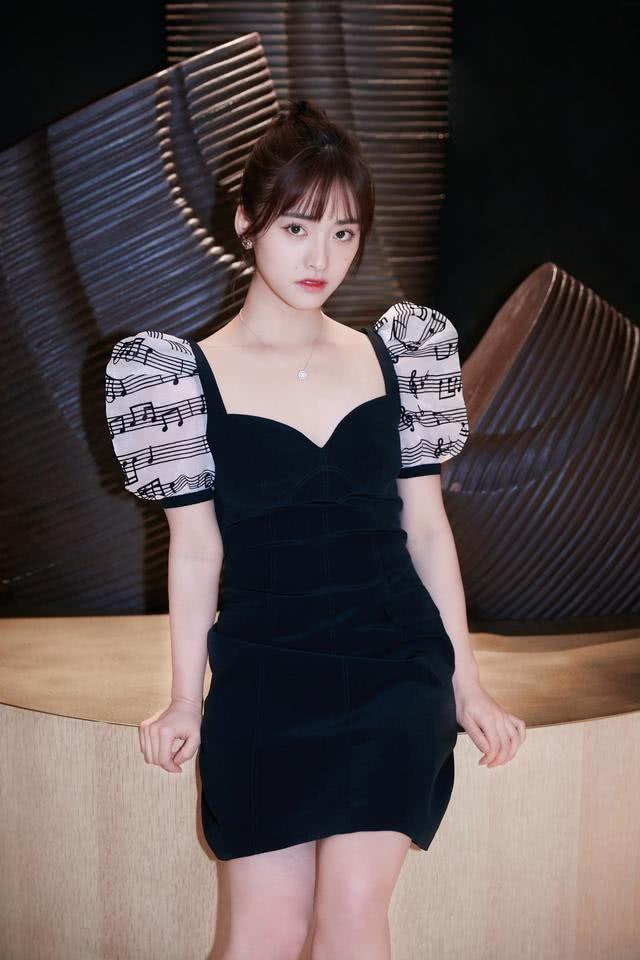 沈月瘦到认不出?低胸短裙仙气十足还显高