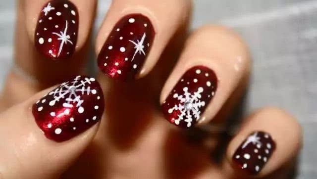 最适合今年冬季做的雪花美甲，你不想试试吗？