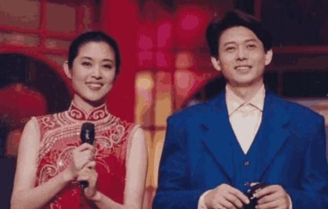 他曾是央视名嘴，和董卿恋爱6年无果，今56岁老来得子