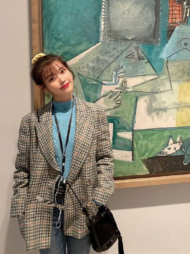 IU又出新造型,湖蓝打底衫搭配格纹西装,丸子头太可爱!