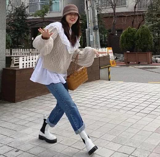 穿碎花“孕妇裙”走机场，这造型也太夸张了。你还爱这样的泫雅吗？