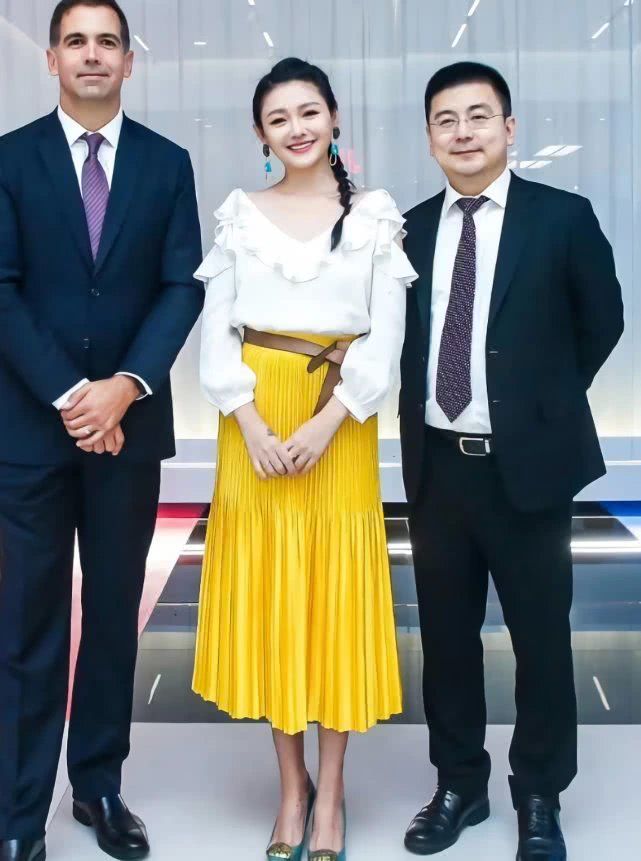 大s最新穿搭,黄色长裙显高显瘦太令人羡慕