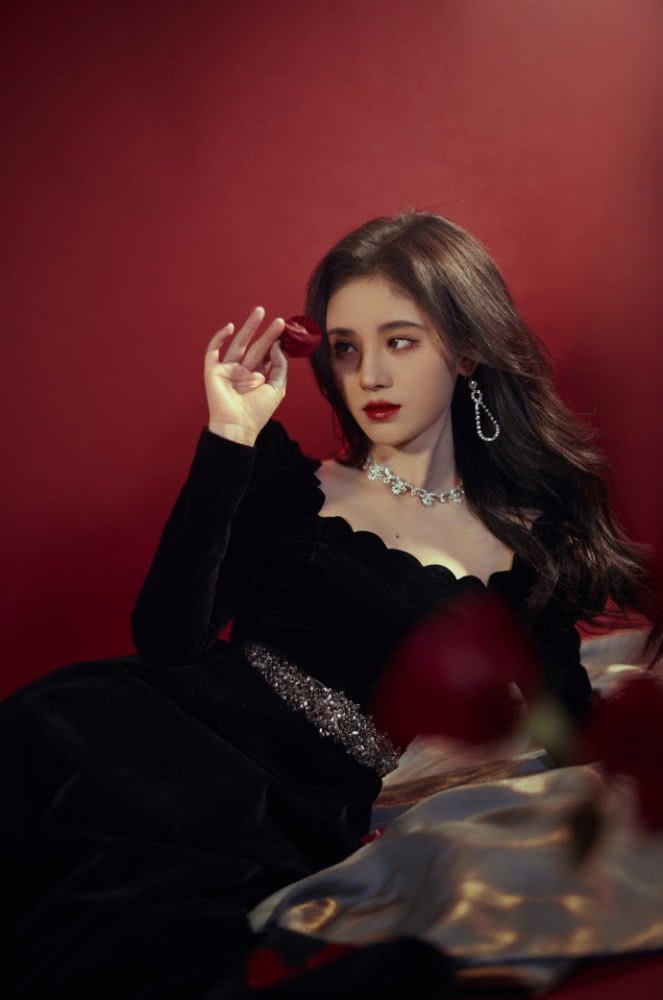 鞠婧祎全黑LOOK搭复古红唇,小个子也能HOLD住御姐风!