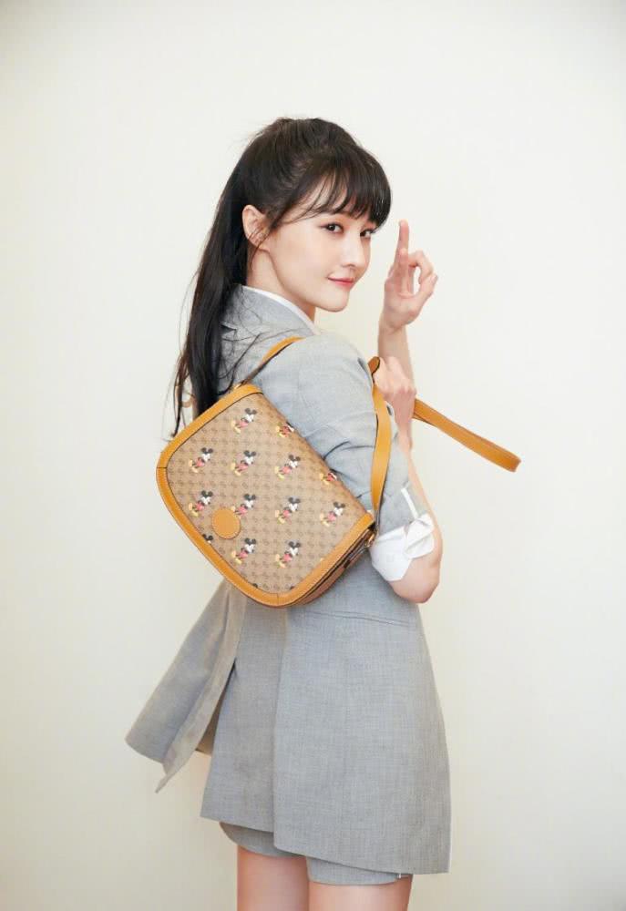 郑爽解锁新造型，小仙女摇身一变暗黑少女，百变风格美出新高度