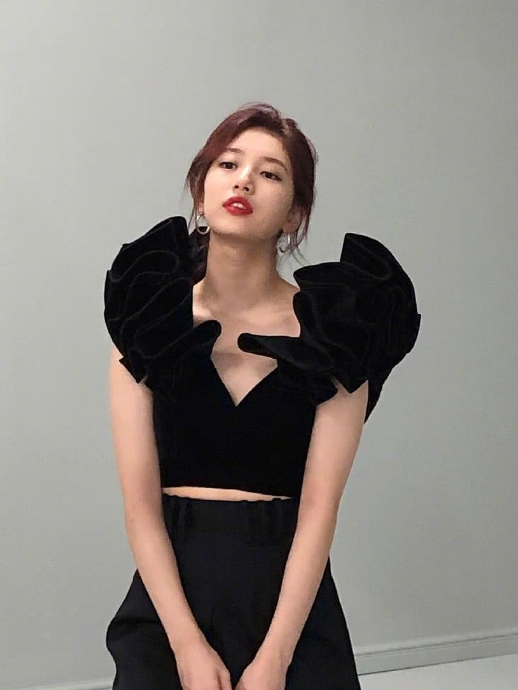 裴秀智减肥成功，一身黑造型出席活动，瘦下来的样子真好看