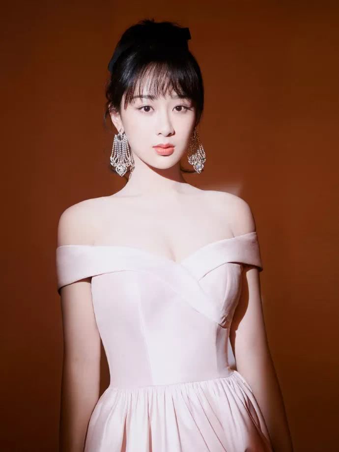 杨紫穿粉色小礼服,换发型瘦下来尖下巴都快成蛇精脸了