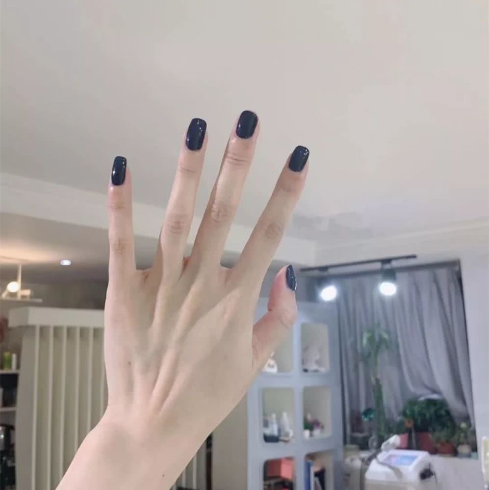 2020冬季做什么纯色美甲显白还好看？