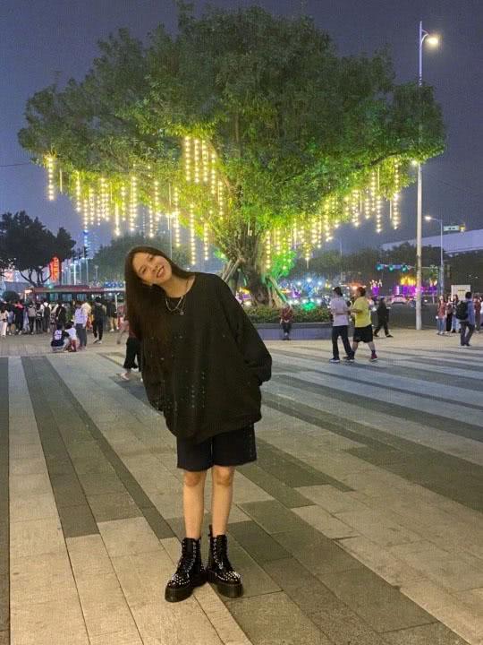 宋妍霏大卫衣搭配短裤秀美腿，一双马丁靴A爆了