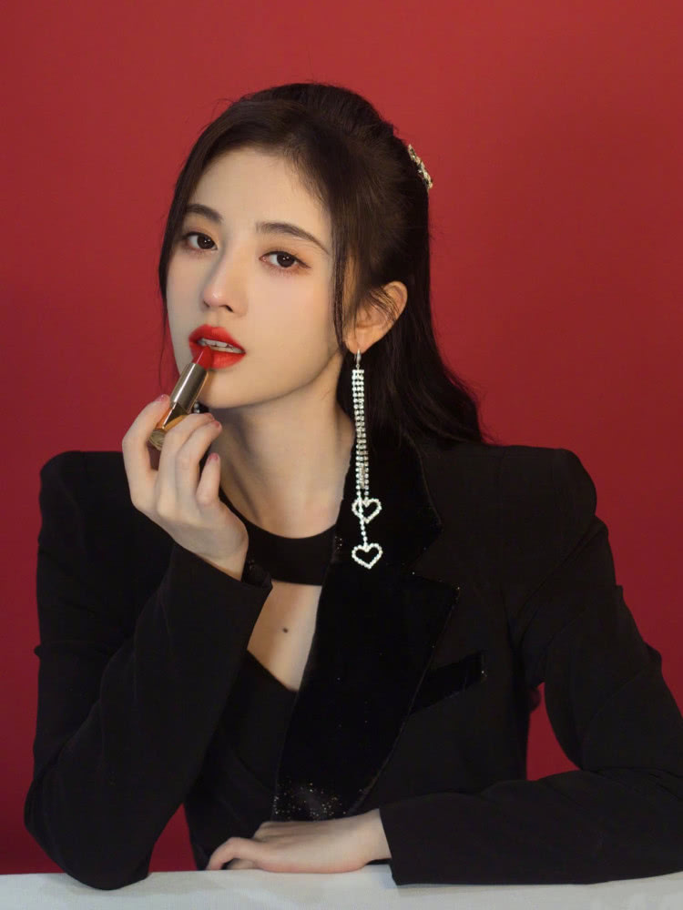 鞠婧祎全黑LOOK搭复古红唇,小个子也能HOLD住御姐风!