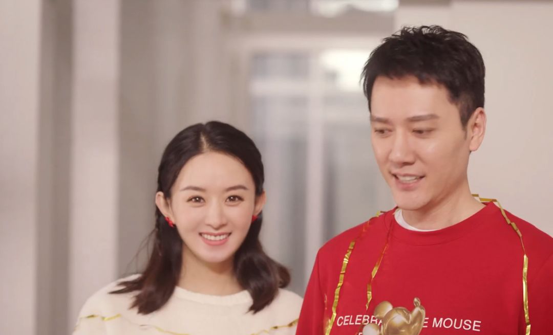 赵丽颖又秀恩爱!与老公冯绍峰甜蜜打闹,她表情娇羞小动作显亲密