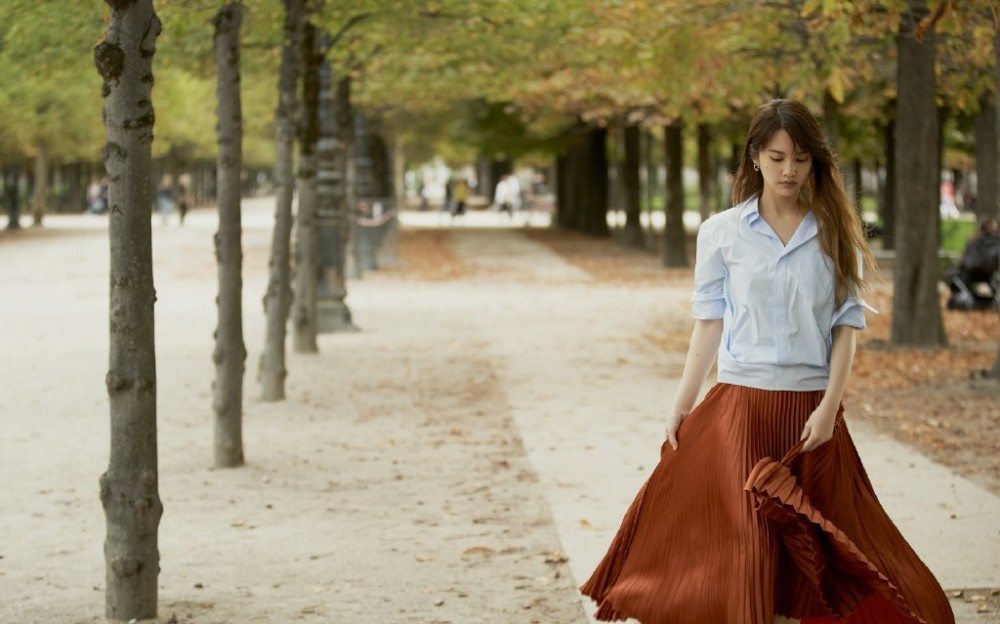 还以为杨丞琳“报纸补丁”裙够吸睛了，直到看见耳环：闪电彩钻