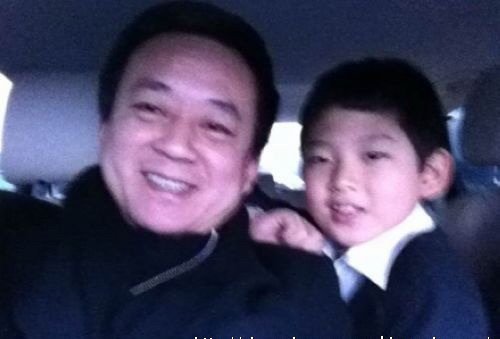 朱军妻子罕见晒全家福，17岁儿子高大帅气，朱军显老谭梅端庄大气