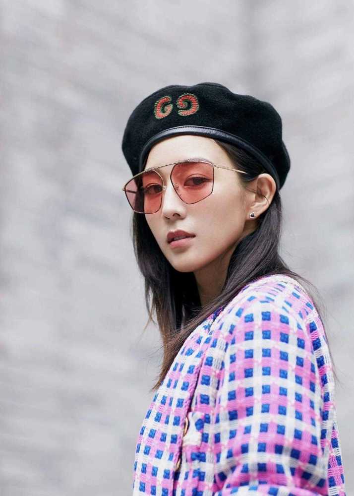 37岁张钧甯格子外套搭配牛仔裤，女神范十足