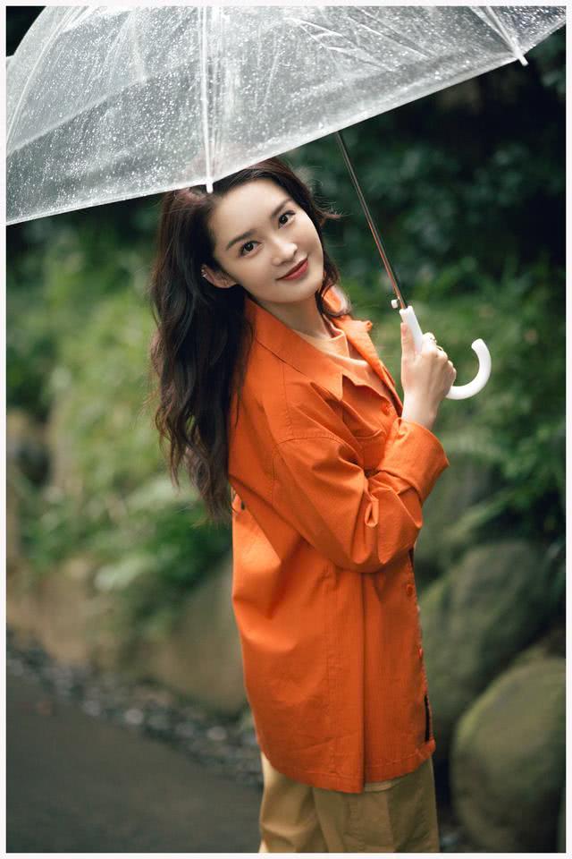 李沁穿橙色上衣搭高腰裤秀小蛮腰,一头波浪卷美腻了