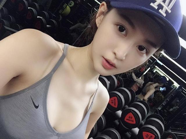 28岁网络女神收起性感派福利晒清纯照 问网友:我是不是很乖?